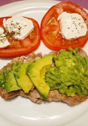 Una foto de Filete de atún con aguacate 🥑 🤤