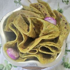 Methi thepla A picture of Methi thepla.