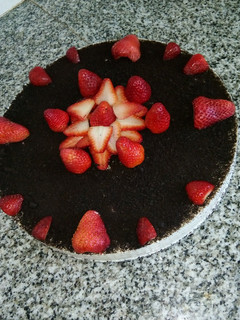 Una foto de Cheesecake de galletitas Oreo y frutillas