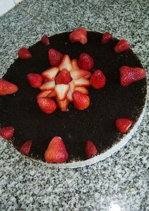 Una foto de Cheesecake de galletitas Oreo y frutillas