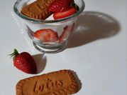 Une photo de tiramisu fraise
