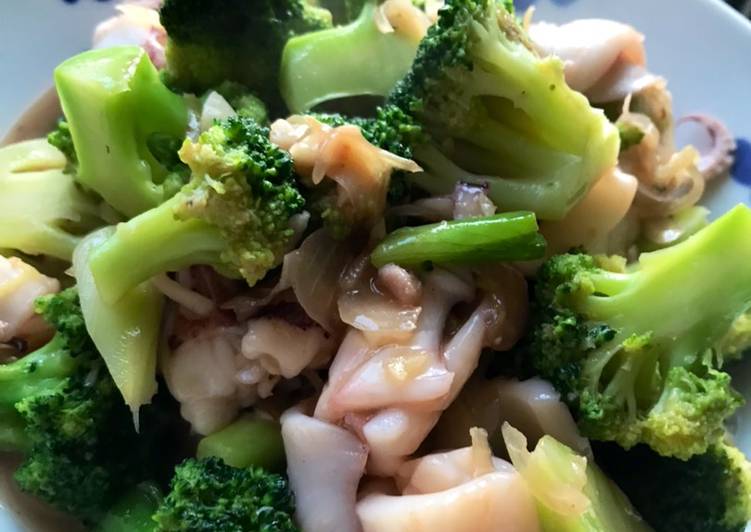 Langkah Mudah untuk Membuat Brokoli tumis cumi Anti Gagal