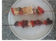 Una foto de brochetas de lomo