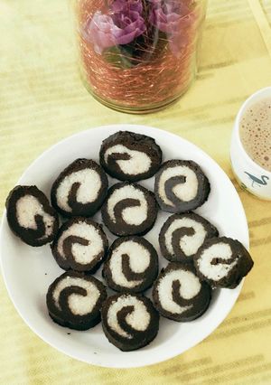 A picture of No Bake Oreo Rolls.