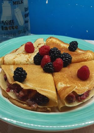 Una foto de Crepa de frutos rojos con tocino 🍓🥓