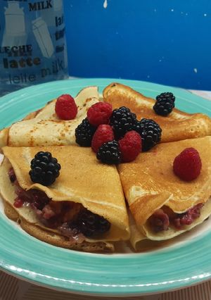 Una foto de Crepa de frutos rojos con tocino 🍓🥓