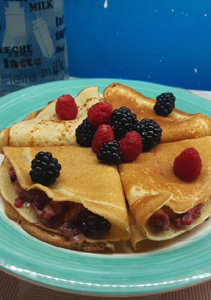 Una foto de Crepa de frutos rojos con tocino 🍓🥓