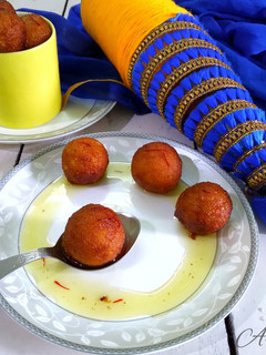 सूजी गुलाब जामुन (sooji gulab jamun recipe in Hindi) रेसिपी मुख्य फोटो