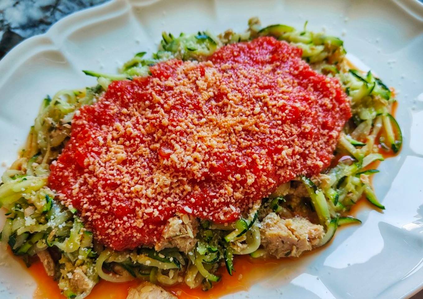 Espaguetis de calabacín con atún y tomate