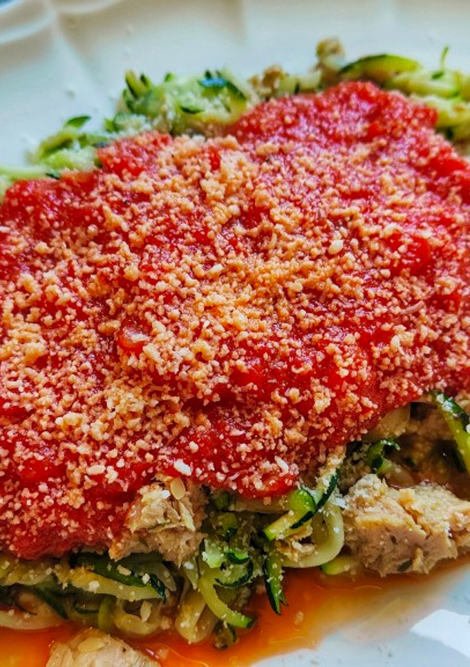 Una foto de Espaguetis de calabacín con atún y tomate