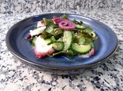 Una foto de ensalada de pulpitos