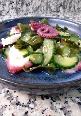 Una foto de Tako sunomono o ensalada de pulpo japonesa