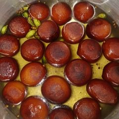 A picture of Gulab Jamun.