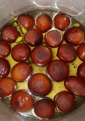 A picture of Gulab Jamun.