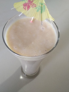 ચીકુ મિલ્ક શેક (Chikoo Milk Shake Recipe In Gujarati) રેસીપી મુખ્ય ફોટો