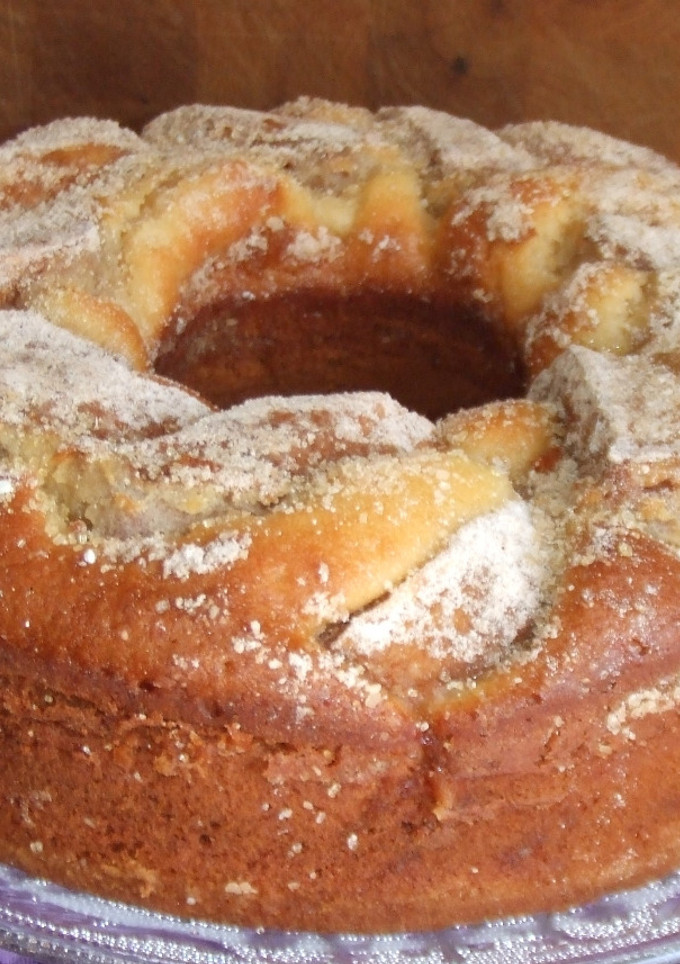 Una foto de Pastel con yogur griego con manzana y nueces