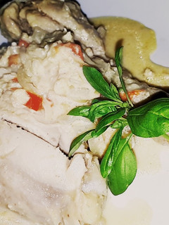 Una foto de Pata Y Muslo Con Salsa De Queso