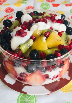 Una foto de Ensalada deliciosa con Mix de Frutas!