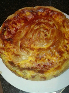 Una foto de Quiche de queso brie y jamón York en la olla GM g