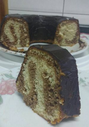 Foto de Bolo mármore com cobertura de ganache de chocolate meio amargo