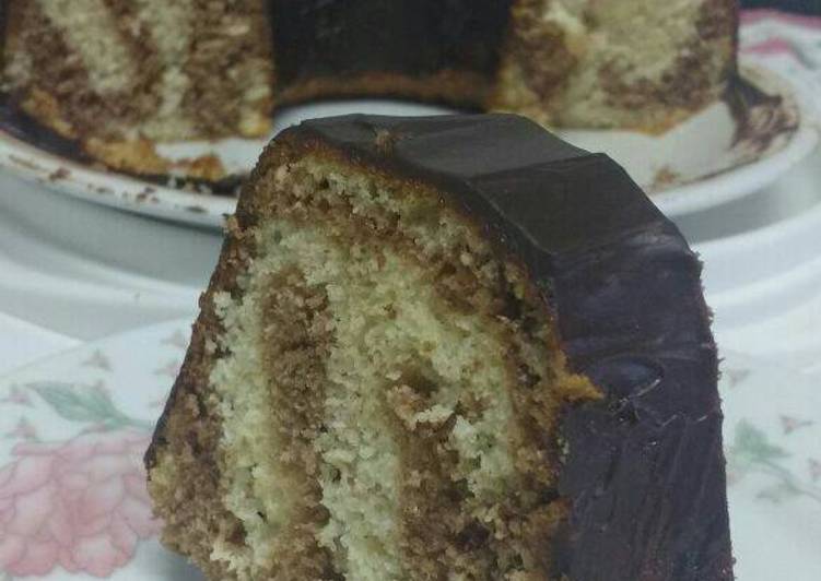 Bolo mármore com cobertura de ganache de chocolate meio amargo