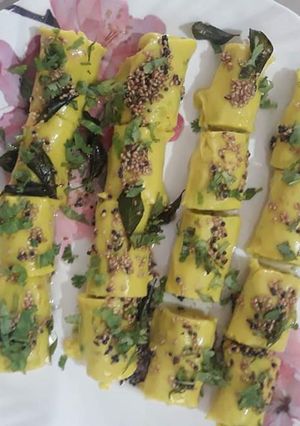 A picture of Khandvi.