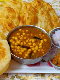 ছোলে ভটুরে (chole bhature recipe in Bengali) রেসিপির প্রধান ছবি