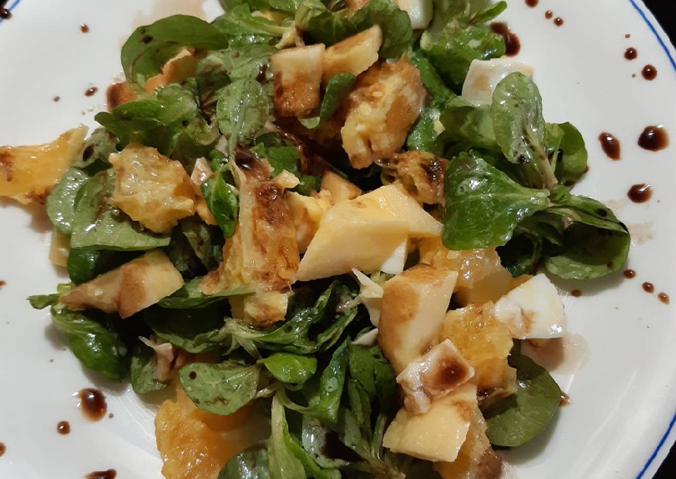 Ensalada de canónigos con manzana y naranja