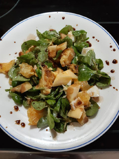 Una foto de Ensalada de canónigos con manzana y naranja