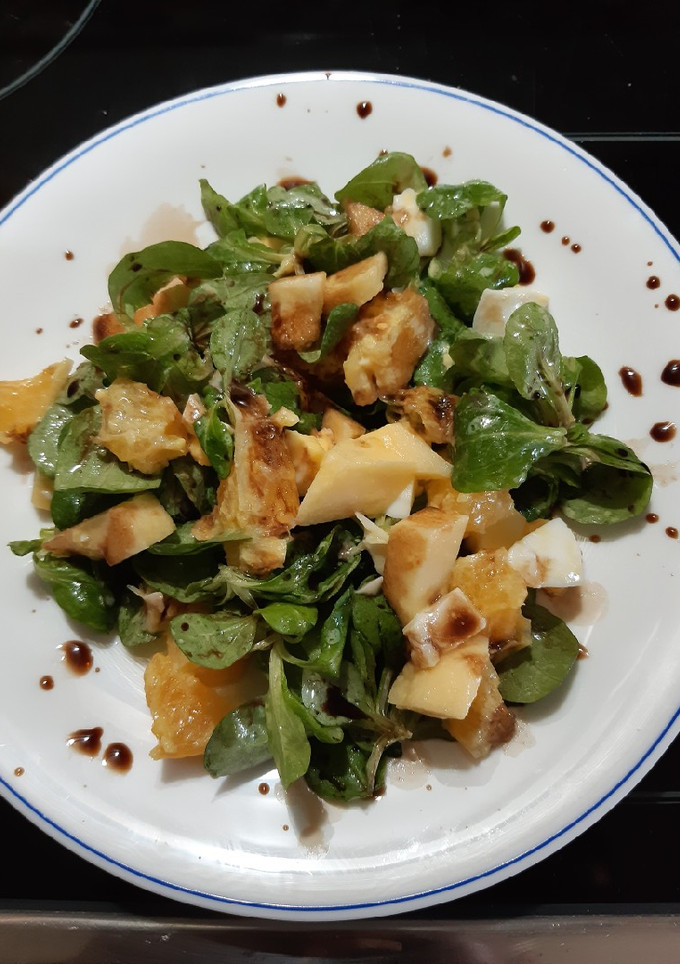 Una foto de Ensalada de canónigos con manzana y naranja