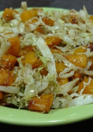 Una foto de Ensalada tibia de repollo, puerro y calabaza