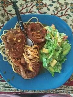Una foto de Cetogénica: codillo guisado spaghetti integral y ensalada verde