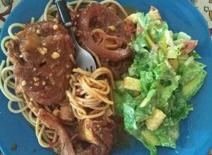 Una foto de Cetogénica: codillo guisado spaghetti integral y ensalada verde