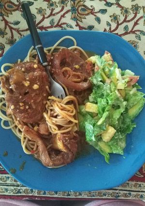 Una foto de Cetogénica: codillo guisado spaghetti integral y ensalada verde
