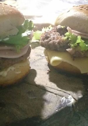 Una foto de Pan de hamburguesa casero 😋