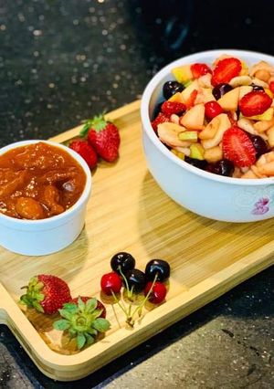A picture of Fruit chaat with plum chutney.