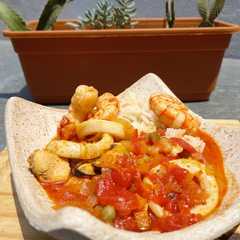 Una foto de Cazuela de Mariscos con arroz 🍤🦐🦑🍚 | Fácil y riquísima 😋