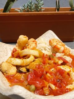 Una foto de Cazuela de Mariscos con arroz 🍤🦐🦑🍚 | Fácil y riquísima 😋