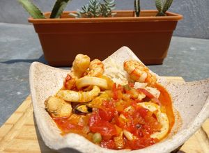 Una foto de Cazuela de Mariscos con arroz 🍤🦐🦑🍚 | Fácil y riquísima 😋
