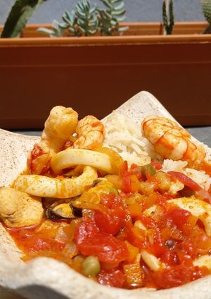 Una foto de Cazuela de Mariscos con arroz 🍤🦐🦑🍚 | Fácil y riquísima 😋