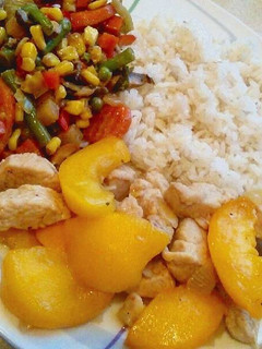 Una foto de Arroz con pollo al melocotón y menestra de verduras