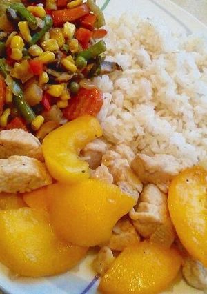 Una foto de Arroz con pollo al melocotón y menestra de verduras