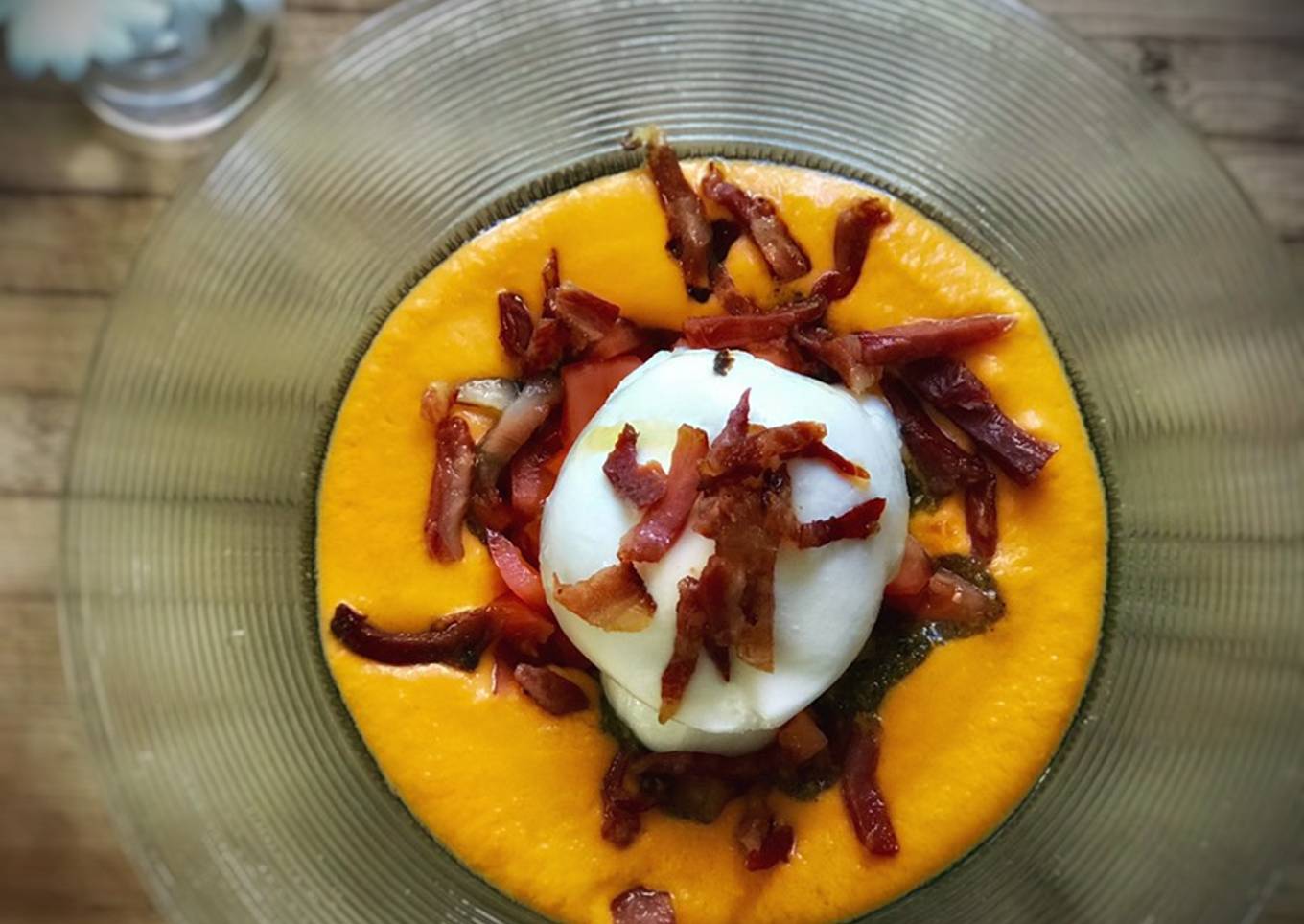 Burrata con crujiente de jamón ibérico sobre salmorejo y pesto de albahaca