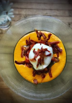 Foto principal de Burrata con crujiente de jamón ibérico sobre salmorejo y pesto de albahaca