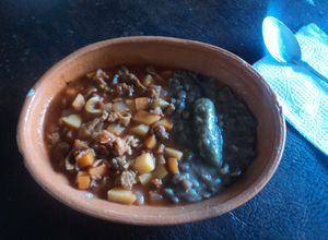 Una foto de Guisado ranchero de cerdo y chorizo con verduras de la huerta el Ocote