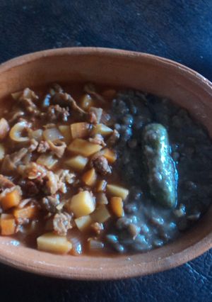 Una foto de Guisado ranchero de cerdo y chorizo con verduras de la huerta el Ocote