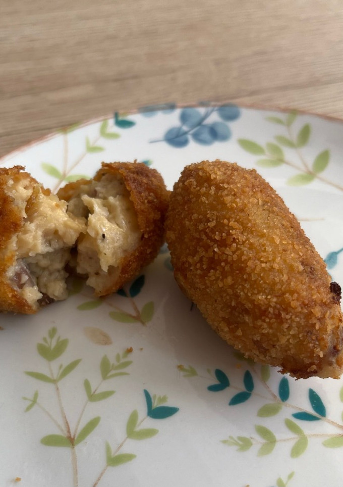 Una foto de Croquetas de jamón y cebolla caramelizada