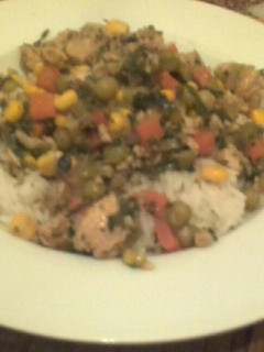Una foto de Arroz con pollo y verduras al vapor