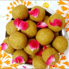 A picture of Besan ladoos.