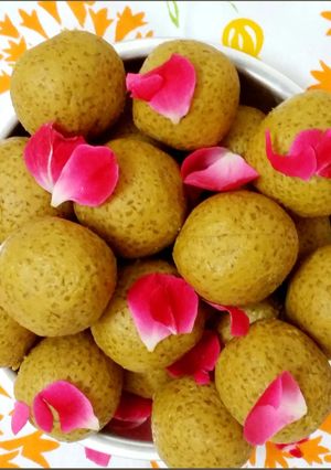 A picture of Besan ladoos.